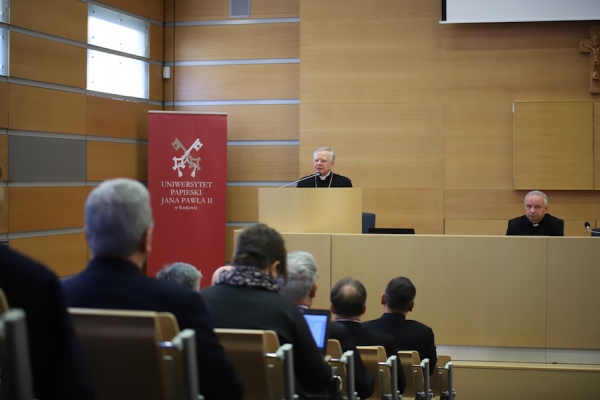 arcybiskup jędraszewski na konferencji o joannie beretcie moli